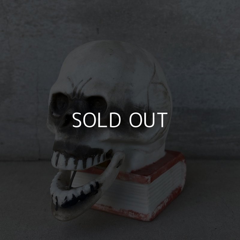 画像1: VINTAGE ANTIQUE SKULL CANDLE HOLDER ヴィンテージ アンティーク ドクロ キャンドルホルダー / オブジェ コレクタブル スカルオンブック 陶器 骸骨 日本製 輸出用 JAPAN