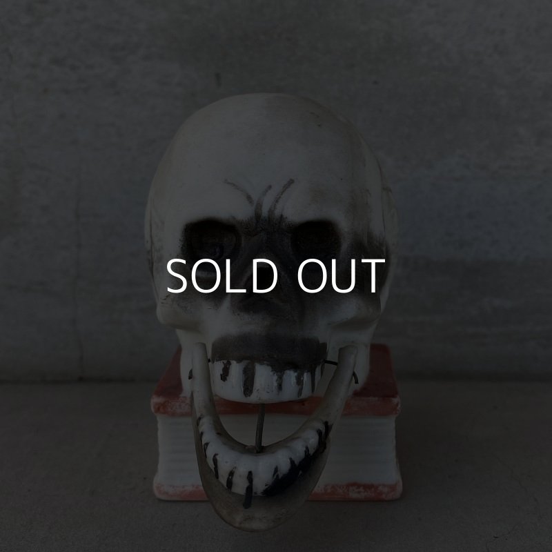 画像2: VINTAGE ANTIQUE SKULL CANDLE HOLDER ヴィンテージ アンティーク ドクロ キャンドルホルダー / オブジェ コレクタブル スカルオンブック 陶器 骸骨 日本製 輸出用 JAPAN