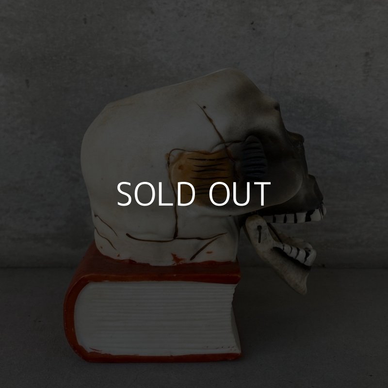 画像3: VINTAGE SKULL ON BOOK  CANDLE HOLDER ヴィンテージ スカル キャンドルホルダー / 陶器 日本製 輸出用 顎 スカルオンブック