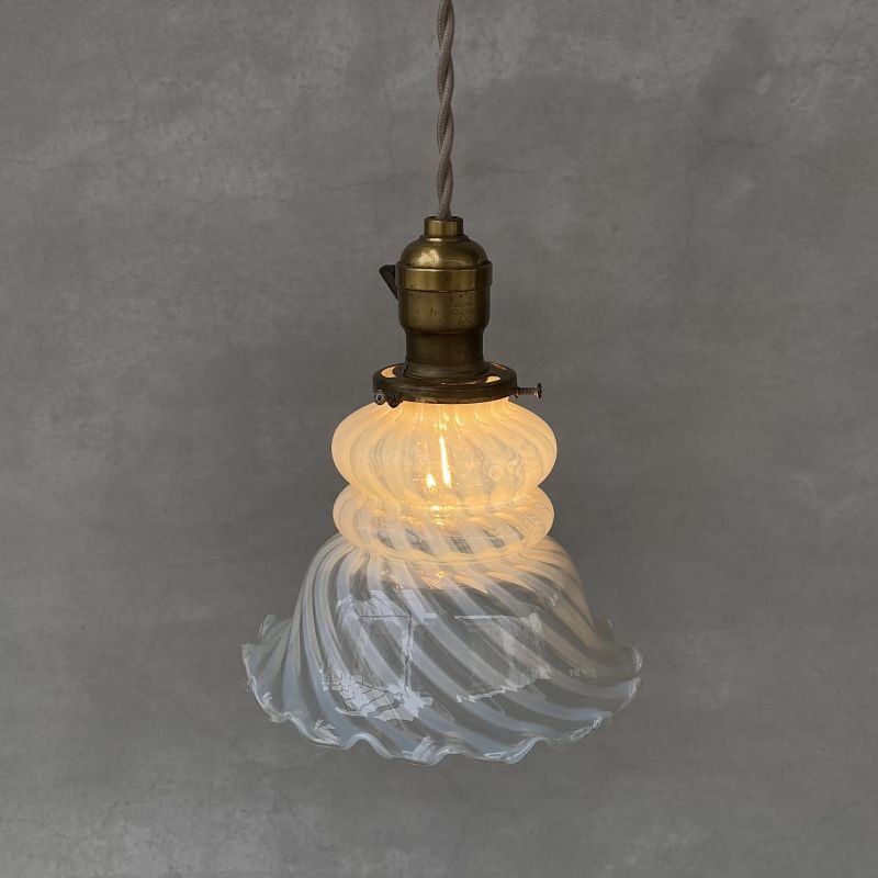 画像10: VINTAGE ANTIQUE OPALESCENT GLASS ヴィンテージ アンティーク 吊り下げライト オパールセントガラス 照明 / ライト ランプ ペンダントライト ガラスシェード 天井照明 店舗什器 アメリカ USA (1)