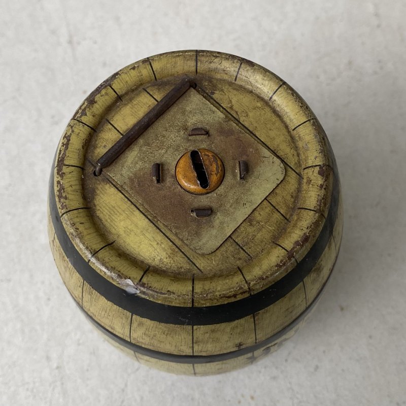 画像6: VINTAGE ANTIQUE HAPPY DAYS BANK J.CHEIN Co. PIGGY BANK BARREL ヴィンテージ アンティーク コインバンク ティン 貯金箱 / コレクタブル オブジェ 樽 雑貨 アメリカ (1)