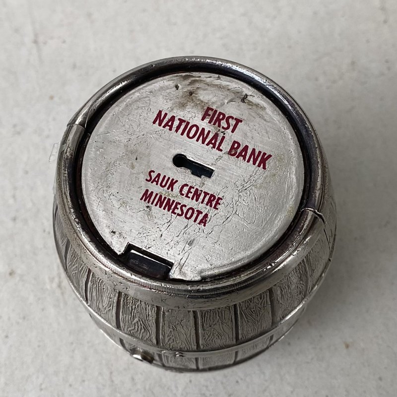 画像6: VINTAGE ANTIQUE PIGGY BANK BARREL ヴィンテージ アンティーク コインバンク 貯金箱 / コレクタブル オブジェ アドバタイジング 樽型 銀行 雑貨 アメリカ