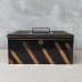 画像2: VINTAGE ANTIQUE JAPANNED BOX ヴィンテージ アンティーク ジャパンド ジャパンカラー ボックス / コレクタブル キャッシュボックス 金庫 ケース 箱 アメリカ (2)