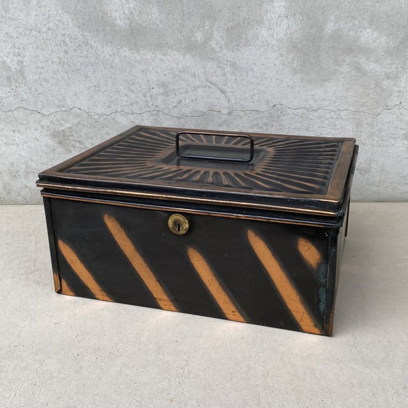 画像1: VINTAGE ANTIQUE JAPANNED BOX ヴィンテージ アンティーク ジャパンド ジャパンカラー ボックス / コレクタブル キャッシュボックス 金庫 ケース 箱 アメリカ