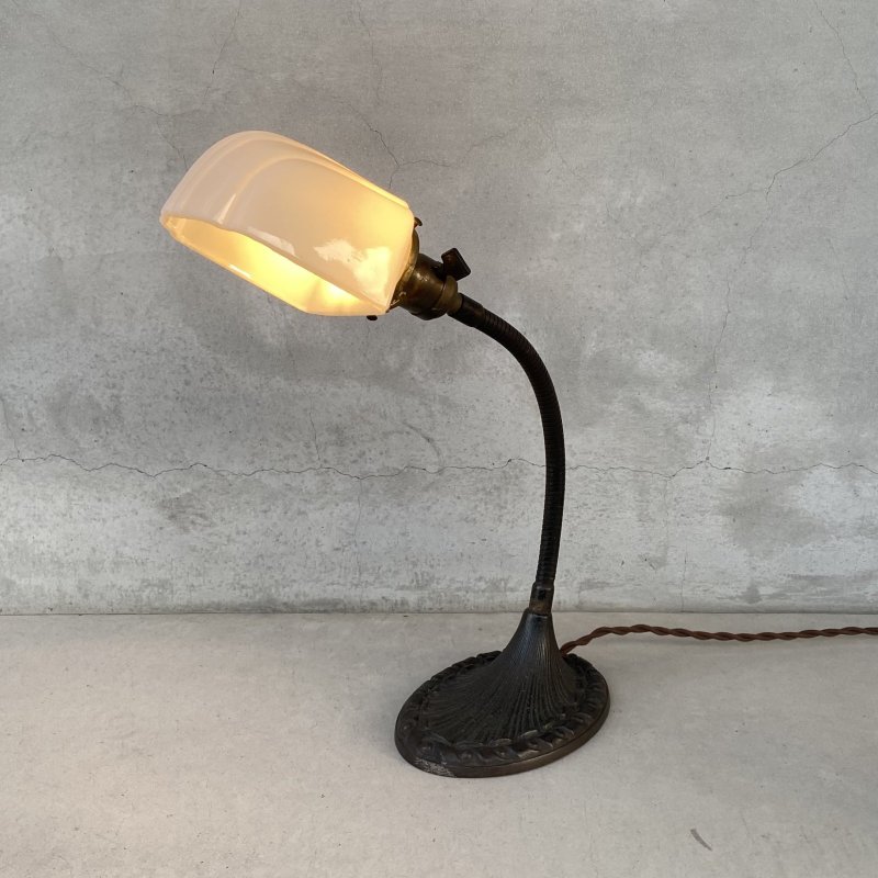 画像13: VINTAGE ANTIQUE DESKLAMP ALADDIN MFG Co. ヴィンテージ アンティーク デスクランプ スタンドライト 卓上ライト 照明 / テーブルランプ ミルクガラスシェード グースネック アメリカ (2)