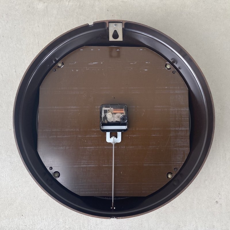 画像2: VINTAGE ANTIQUE GENERAL ELECTRIC WALL CLOCK GE ヴィンテージ アンティーク ウォールクロック ゼネラルエレクトリック 壁掛け時計 / スクールクロック ベークライト 焦げ茶 丸型 店舗什器 アメリカ (2)