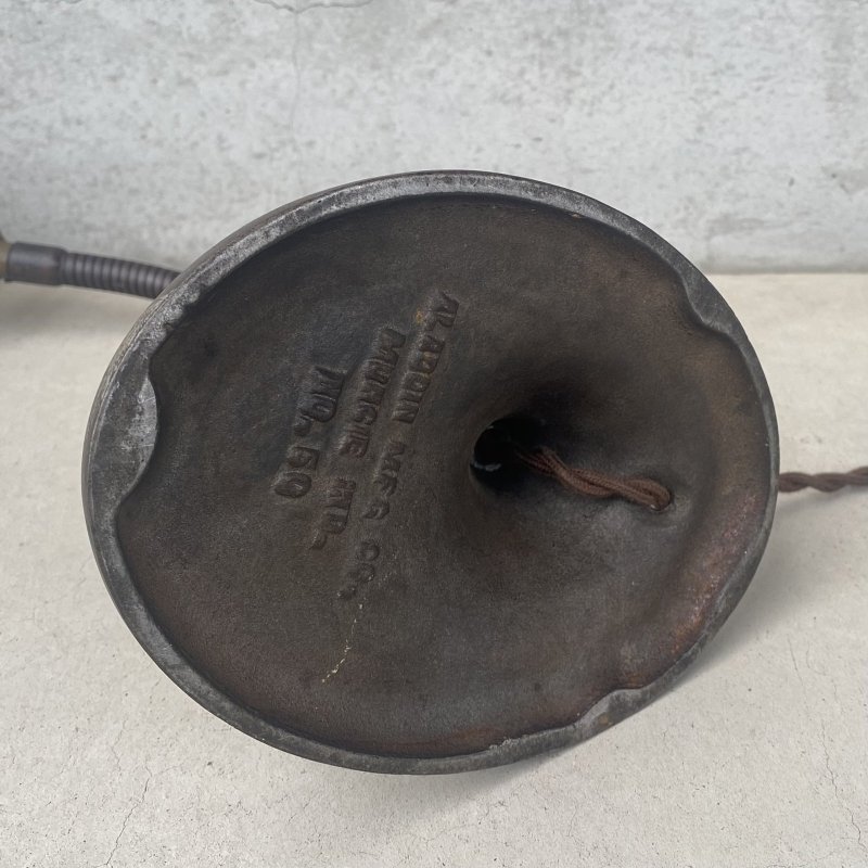画像7: VINTAGE ANTIQUE DESKLAMP ALADDIN MFG Co. ヴィンテージ アンティーク デスクランプ スタンドライト 卓上ライト 照明 / テーブルランプ ミルクガラスシェード グースネック アメリカ (2)