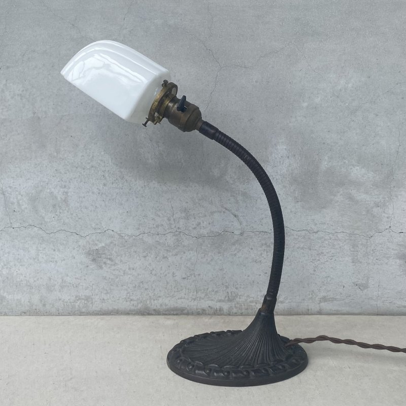 画像5: VINTAGE ANTIQUE DESKLAMP ALADDIN MFG Co. ヴィンテージ アンティーク デスクランプ スタンドライト 卓上ライト 照明 / テーブルランプ ミルクガラスシェード グースネック アメリカ (2)