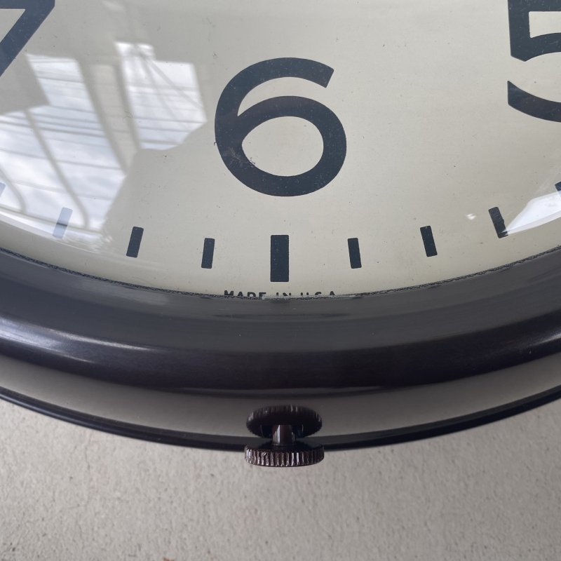 画像8: VINTAGE ANTIQUE GENERAL ELECTRIC WALL CLOCK GE ヴィンテージ アンティーク ウォールクロック ゼネラルエレクトリック 壁掛け時計 / スクールクロック ベークライト 焦げ茶 丸型 店舗什器 アメリカ (2)