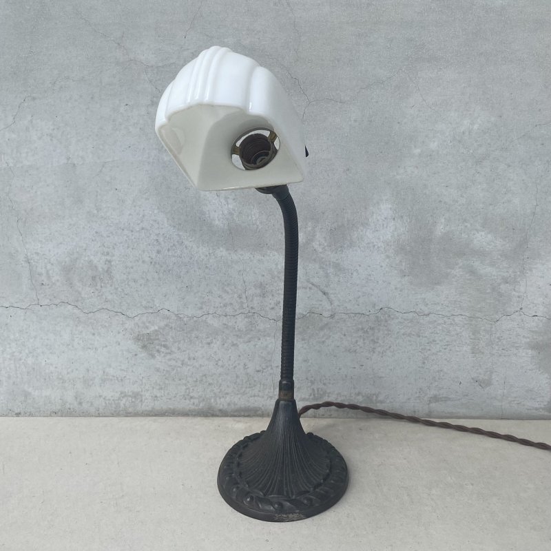 画像2: VINTAGE ANTIQUE DESKLAMP ALADDIN MFG Co. ヴィンテージ アンティーク デスクランプ スタンドライト 卓上ライト 照明 / テーブルランプ ミルクガラスシェード グースネック アメリカ (2)