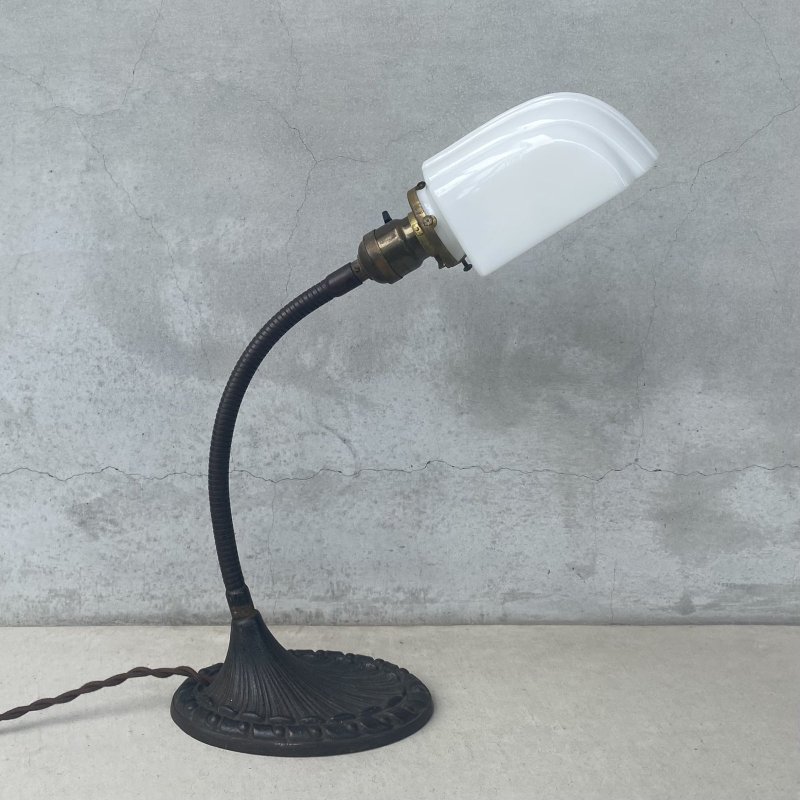 画像4: VINTAGE ANTIQUE DESKLAMP ALADDIN MFG Co. ヴィンテージ アンティーク デスクランプ スタンドライト 卓上ライト 照明 / テーブルランプ ミルクガラスシェード グースネック アメリカ (2)