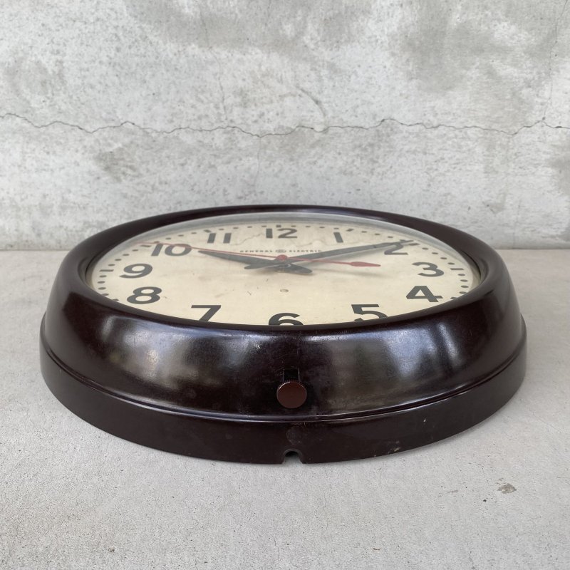 画像3: VINTAGE ANTIQUE GENERAL ELECTRIC WALL CLOCK GE ヴィンテージ アンティーク ウォールクロック ゼネラルエレクトリック 壁掛け時計 / スクールクロック ベークライト 焦げ茶 丸型 店舗什器 アメリカ (3)