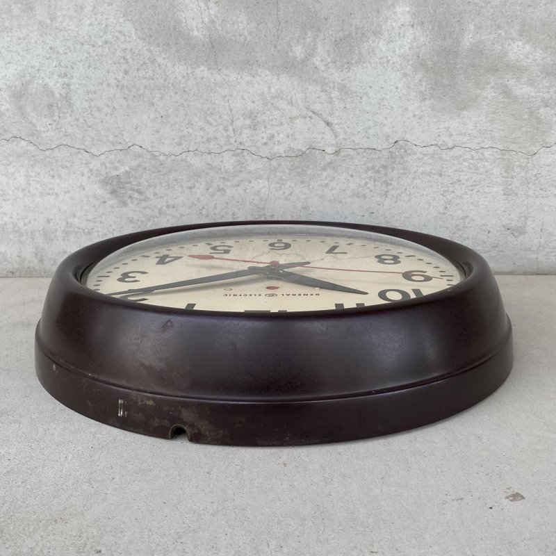 画像4: VINTAGE ANTIQUE GENERAL ELECTRIC WALL CLOCK GE ヴィンテージ アンティーク ウォールクロック ゼネラルエレクトリック 壁掛け時計 / スクールクロック ベークライト 焦げ茶 丸型 店舗什器 アメリカ (3)