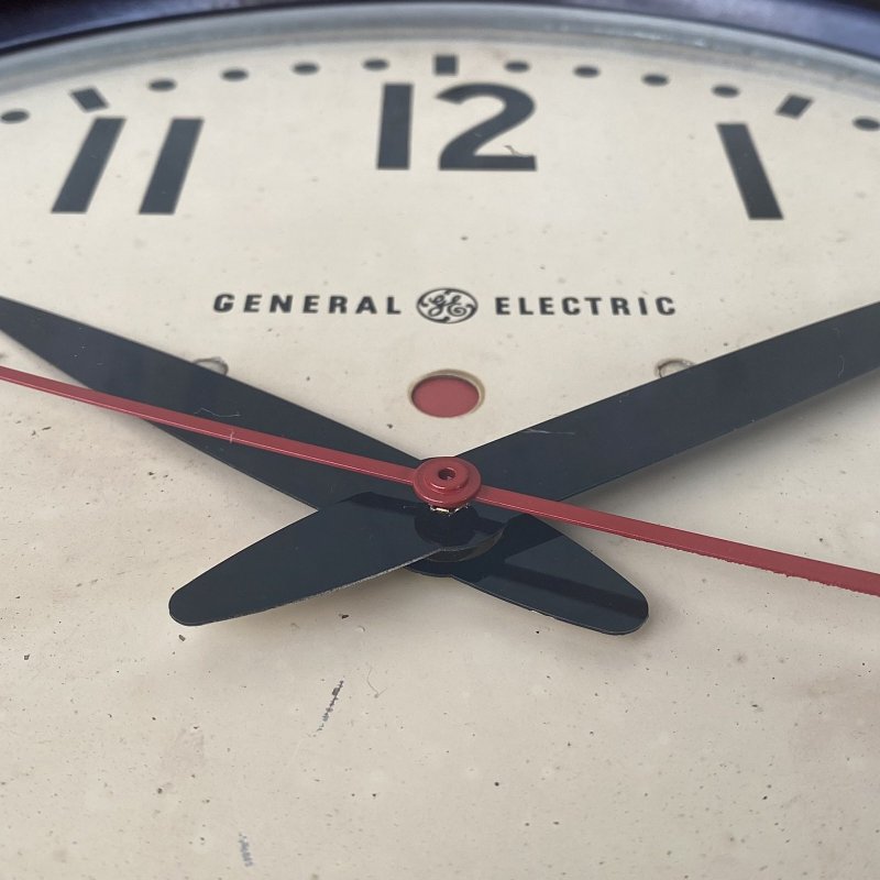 画像7: VINTAGE ANTIQUE GENERAL ELECTRIC WALL CLOCK GE ヴィンテージ アンティーク ウォールクロック ゼネラルエレクトリック 壁掛け時計 / スクールクロック ベークライト 焦げ茶 丸型 店舗什器 アメリカ (3)