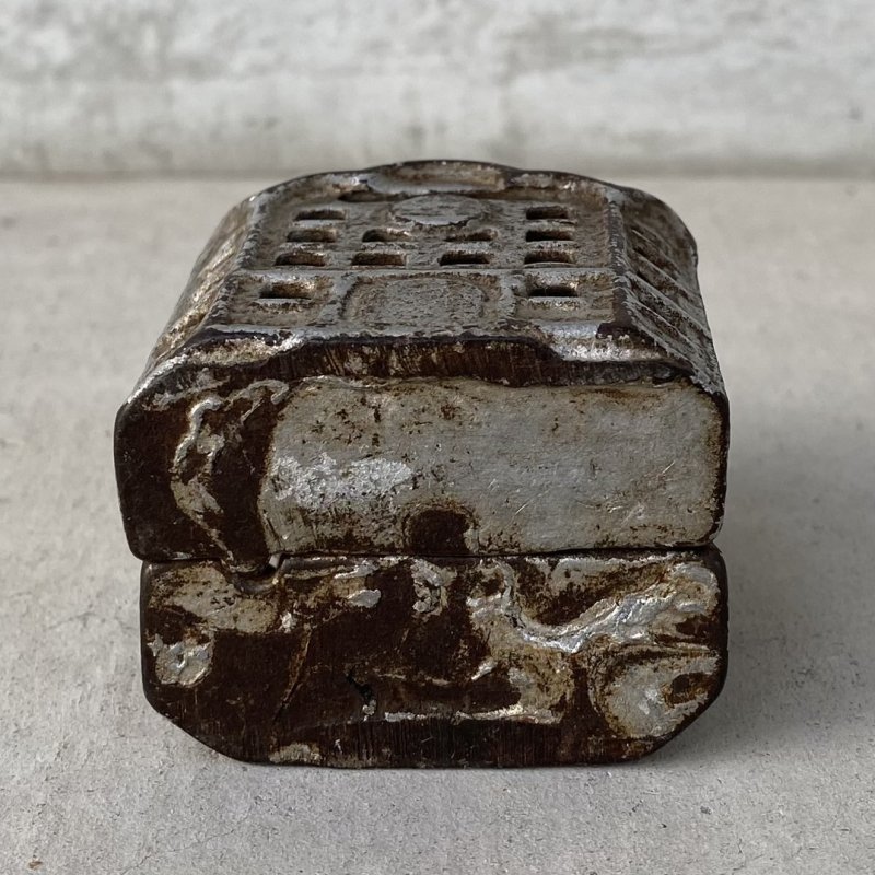 画像6: VINTAGE ANTIQUE BANK BUILDING CAST IRON ヴィンテージ アンティーク コインバンク 貯金箱 オブジェ 置物 / コレクタブル ディスプレイ キャストアイアン 鋳物 アメリカ (4)