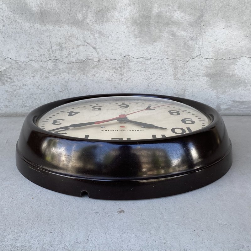 画像4: VINTAGE ANTIQUE GENERAL ELECTRIC WALL CLOCK GE ヴィンテージ アンティーク ウォールクロック ゼネラルエレクトリック 壁掛け時計 / スクールクロック ベークライト 焦げ茶 丸型 店舗什器 アメリカ (4)