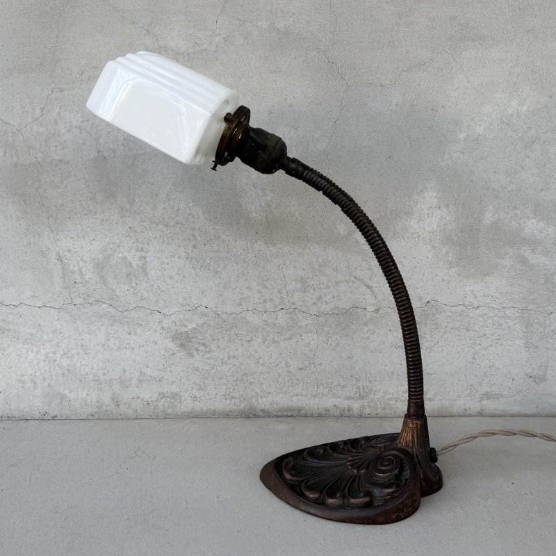 画像4: VINTAGE ANTIQUE DESKLAMP ヴィンテージ アンティーク デスクランプ スタンドライト テーブルランプ 卓上ライト 照明 / ミルクガラスシェード グースネック コレクタブル 店舗什器 アメリカ