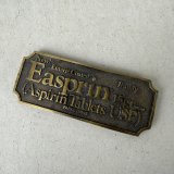 VINTAGE ANTIQUE EASPRIN DRUG BORD ヴィンテージ アンティーク アスピリン 看板 / コレクタブル アドバタイジング ディスプレイ ペーパーウェイト プレート ドラッグ 薬 企業物 ブラス 真鍮 置物 アメリカ