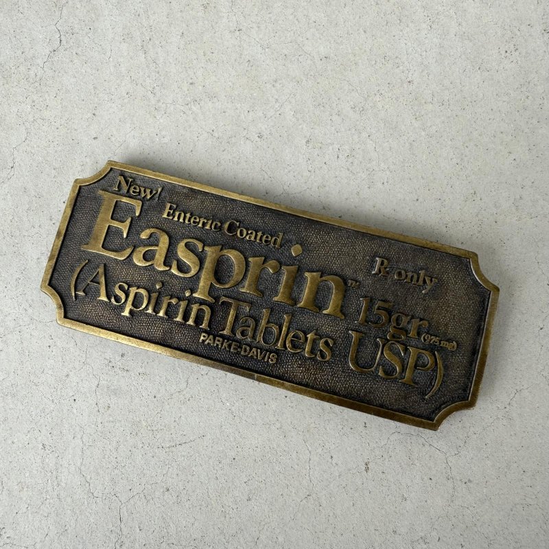 画像1: VINTAGE ANTIQUE EASPRIN DRUG BORD ヴィンテージ アンティーク アスピリン 看板 / コレクタブル アドバタイジング ディスプレイ ペーパーウェイト プレート ドラッグ 薬 企業物 ブラス 真鍮 置物 アメリカ