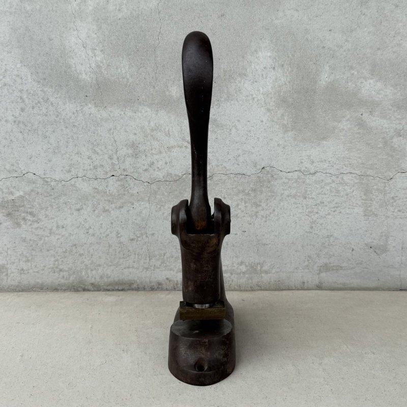 画像2: VINTAGE ANTIQUE JAPANNED FINISH EMBOSSER ヴィンテージ アンティーク ジャパンド ジャパンフィニッシュ エンボッサー エンボススタンプ カンパニーシール / オブジェ ディスプレイ キャストアイアン 刻印 判子 鋳物 店舗什器 アメリカ