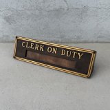 VINTAGE ANTIQUE CLERK ON DUTY SIGN PLATE ヴィンテージ アンティーク サインプレート サインボード 看板 / インテリア ネームプレート 木製 真鍮 デスク オフィス 店舗什器 アメリカ
