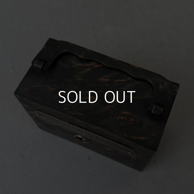 画像5: VINTAGE ANTIQUE COIN BANK W.F.BURNS CO. JAPANNED ヴィンテージ アンティーク コインバンク マネーバンク 貯金箱 ジャパンド ジャパンフィニッシュ / コレクタブル オブジェ インテリア ノベルティー 銀行 アメリカ USA (3)