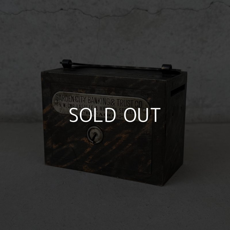 画像1: VINTAGE ANTIQUE COIN BANK W.F.BURNS CO. JAPANNED ヴィンテージ アンティーク コインバンク マネーバンク 貯金箱 ジャパンド ジャパンフィニッシュ / コレクタブル オブジェ インテリア ノベルティー 銀行 アメリカ USA (3)
