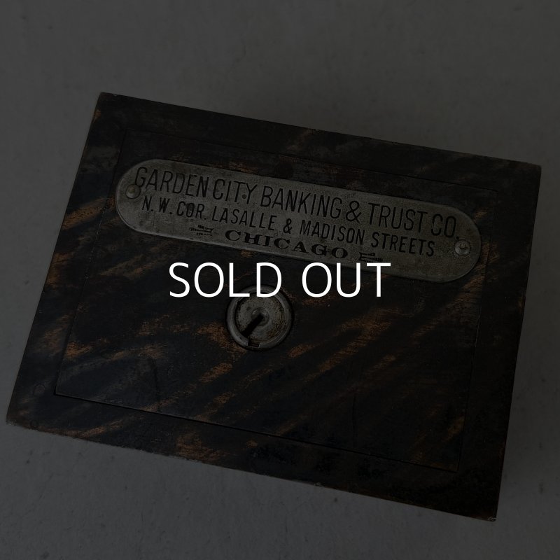 画像7: VINTAGE ANTIQUE COIN BANK W.F.BURNS CO. JAPANNED ヴィンテージ アンティーク コインバンク マネーバンク 貯金箱 ジャパンド ジャパンフィニッシュ / コレクタブル オブジェ インテリア ノベルティー 銀行 アメリカ USA (3)