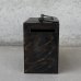 画像4: VINTAGE ANTIQUE COIN BANK W.F.BURNS CO. JAPANNED ヴィンテージ アンティーク コインバンク マネーバンク 貯金箱 ジャパンド ジャパンフィニッシュ / コレクタブル オブジェ インテリア ノベルティー 銀行 アメリカ USA (3)