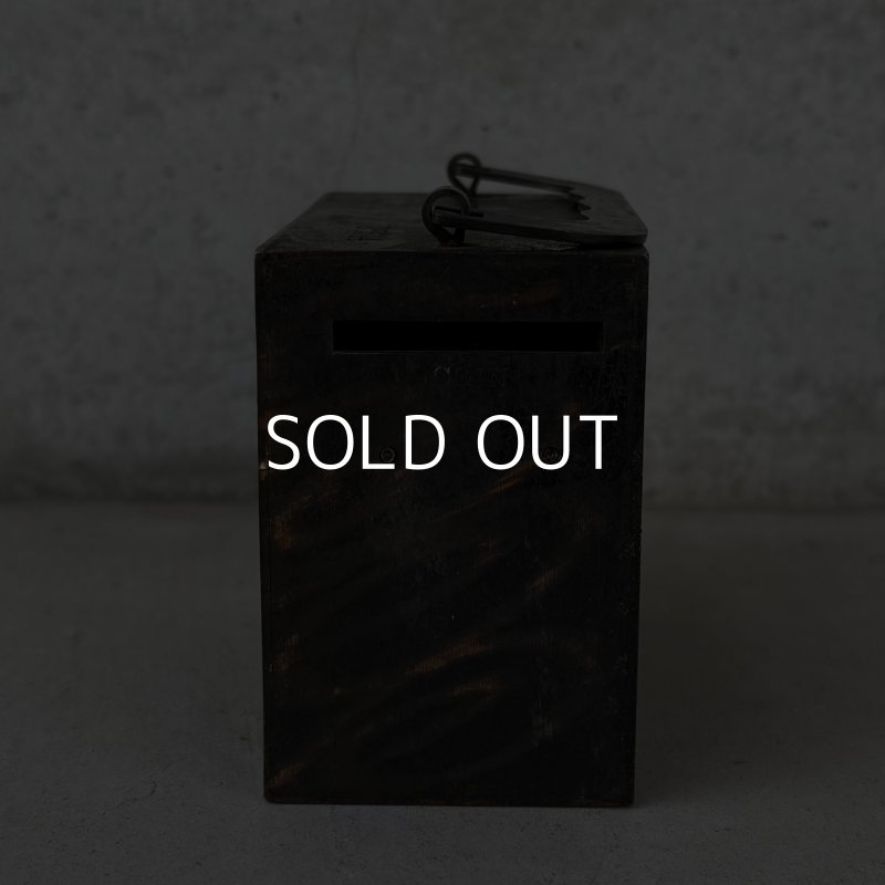 画像4: VINTAGE ANTIQUE COIN BANK W.F.BURNS CO. JAPANNED ヴィンテージ アンティーク コインバンク マネーバンク 貯金箱 ジャパンド ジャパンフィニッシュ / コレクタブル オブジェ インテリア ノベルティー 銀行 アメリカ USA (3)