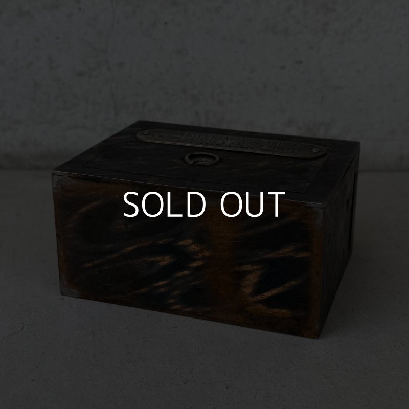 画像6: VINTAGE ANTIQUE COIN BANK W.F.BURNS CO. JAPANNED ヴィンテージ アンティーク コインバンク マネーバンク 貯金箱 ジャパンド ジャパンフィニッシュ / コレクタブル オブジェ インテリア ノベルティー 銀行 アメリカ USA (3)