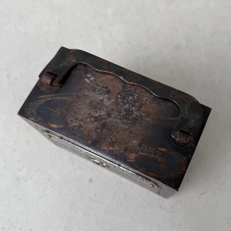 画像5: VINTAGE ANTIQUE COIN BANK JAPANNED W.F.BURNS CO. ヴィンテージ アンティーク コインバンク マネーバンク 貯金箱 ジャパンド ジャパンフィニッシュ / コレクタブル オブジェ インテリア ノベルティー 銀行 アメリカ USA (3)