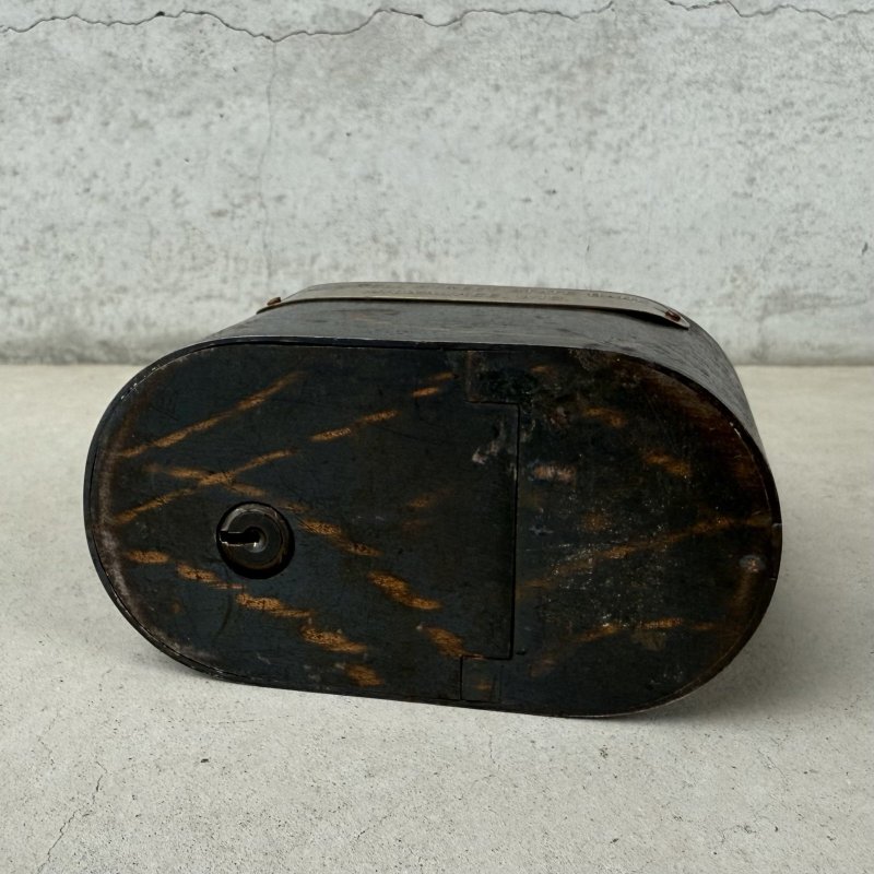 画像6: VINTAGE ANTIQUE COIN BANK JAPANNED ヴィンテージ アンティーク コインバンク マネーバンク 貯金箱 ジャパンド ジャパンフィニッシュ / コレクタブル オブジェ インテリア ノベルティー 銀行 アメリカ USA (1)