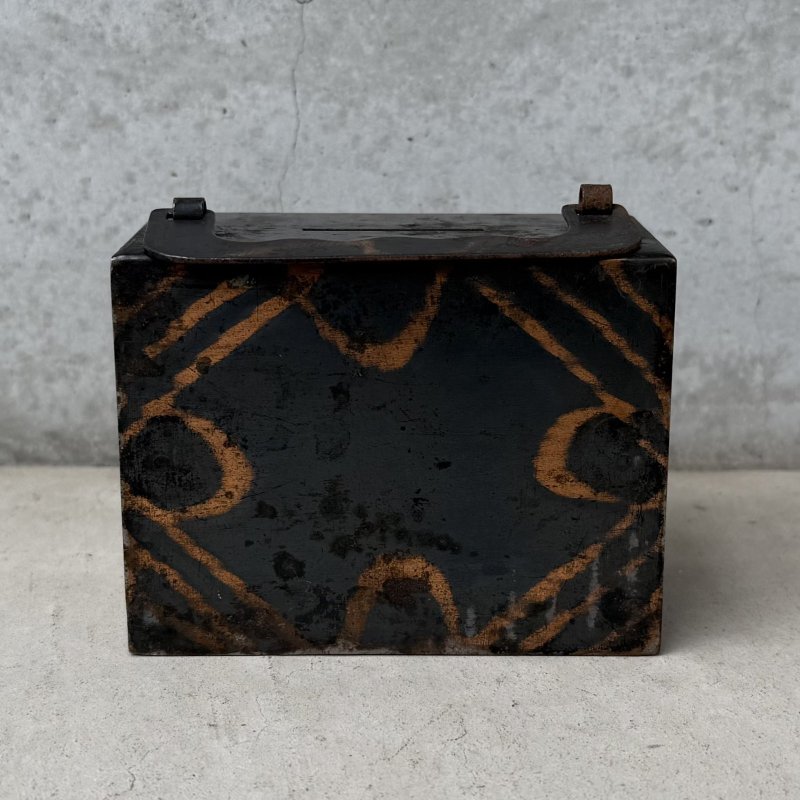 画像2: VINTAGE ANTIQUE COIN BANK JAPANNED LOUIS RICH CO. ヴィンテージ アンティーク コインバンク マネーバンク 貯金箱 ジャパンド ジャパンフィニッシュ / コレクタブル オブジェ インテリア ノベルティー 銀行 アメリカ USA (2)