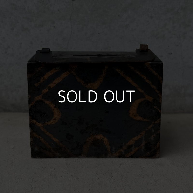 画像2: VINTAGE ANTIQUE COIN BANK JAPANNED LOUIS RICH CO. ヴィンテージ アンティーク コインバンク マネーバンク 貯金箱 ジャパンド ジャパンフィニッシュ / コレクタブル オブジェ インテリア ノベルティー 銀行 アメリカ USA (2)