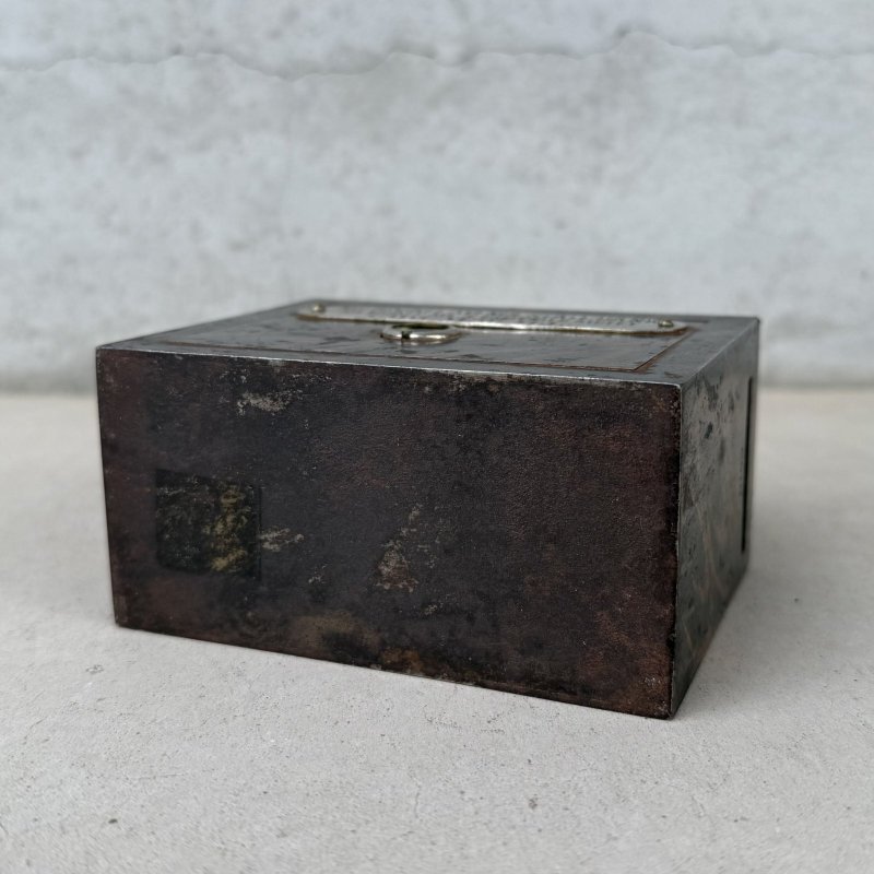 画像6: VINTAGE ANTIQUE COIN BANK JAPANNED W.F.BURNS CO. ヴィンテージ アンティーク コインバンク マネーバンク 貯金箱 ジャパンド ジャパンフィニッシュ / コレクタブル オブジェ インテリア ノベルティー 銀行 アメリカ USA (3)