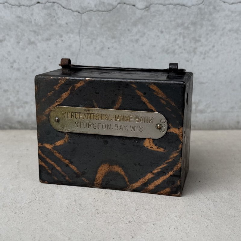 画像1: VINTAGE ANTIQUE COIN BANK JAPANNED LOUIS RICH CO. ヴィンテージ アンティーク コインバンク マネーバンク 貯金箱 ジャパンド ジャパンフィニッシュ / コレクタブル オブジェ インテリア ノベルティー 銀行 アメリカ USA (2)