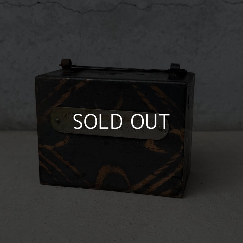 画像1: VINTAGE ANTIQUE COIN BANK JAPANNED LOUIS RICH CO. ヴィンテージ アンティーク コインバンク マネーバンク 貯金箱 ジャパンド ジャパンフィニッシュ / コレクタブル オブジェ インテリア ノベルティー 銀行 アメリカ USA (2)