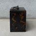 画像3: VINTAGE ANTIQUE COIN BANK JAPANNED LOUIS RICH CO. ヴィンテージ アンティーク コインバンク マネーバンク 貯金箱 ジャパンド ジャパンフィニッシュ / コレクタブル オブジェ インテリア ノベルティー 銀行 アメリカ USA (2)