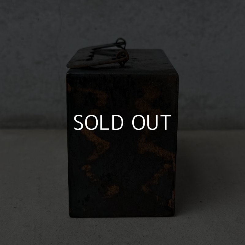 画像3: VINTAGE ANTIQUE COIN BANK JAPANNED LOUIS RICH CO. ヴィンテージ アンティーク コインバンク マネーバンク 貯金箱 ジャパンド ジャパンフィニッシュ / コレクタブル オブジェ インテリア ノベルティー 銀行 アメリカ USA (2)