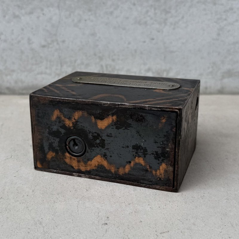画像6: VINTAGE ANTIQUE COIN BANK JAPANNED LOUIS RICH CO. ヴィンテージ アンティーク コインバンク マネーバンク 貯金箱 ジャパンド ジャパンフィニッシュ / コレクタブル オブジェ インテリア ノベルティー 銀行 アメリカ USA (2)