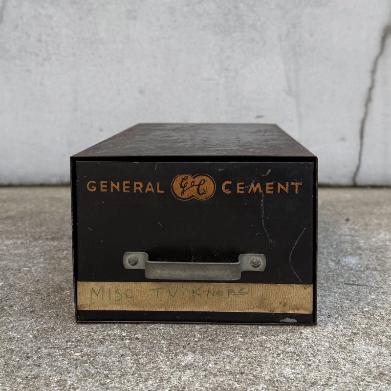 画像2: VINTAGE ANTIQUE GENERAL CEMENT BOX RADIO DIAL BELTS GC ヴィンテージ アンティーク ボックス ケース / インダストリアル アドバタイジング ラジオ アイアン ガレージ 企業物 箱 収納  鉄 店舗什器 アメリカ USA (1)