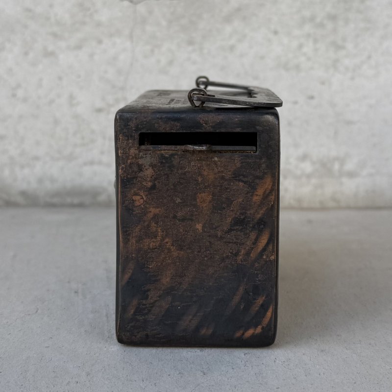 画像4: VINTAGE ANTIQUE COIN BANK JAPANNED W.F.BURNS CO. ヴィンテージ アンティーク コインバンク マネーバンク 貯金箱 ジャパンド ジャパンフィニッシュ / コレクタブル オブジェ インテリア ノベルティー 銀行 アメリカ USA (4)