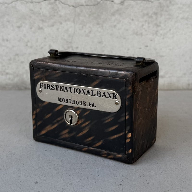 画像1: VINTAGE ANTIQUE COIN BANK JAPANNED W.F.BURNS CO. ヴィンテージ アンティーク コインバンク マネーバンク 貯金箱 ジャパンド ジャパンフィニッシュ / コレクタブル オブジェ インテリア ノベルティー 銀行 アメリカ USA (4)