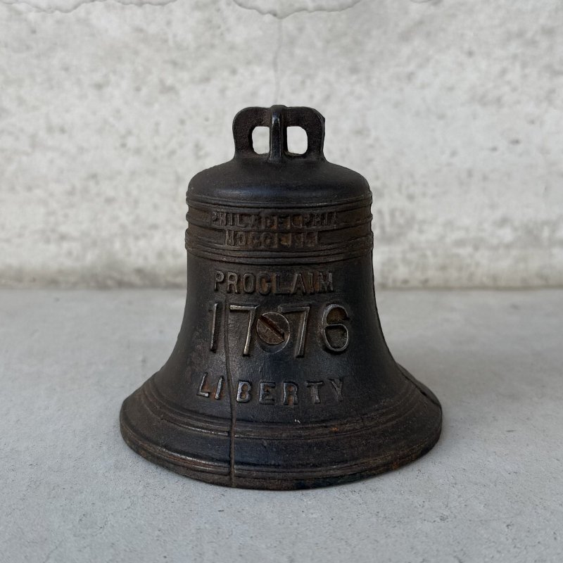 画像1: VINTAGE ANTIQUE LIBERTY BELL PIGGY BANK ヴィンテージ アンティーク リバティーベル 自由の鐘 貯金箱 マネーバンク / コレクタブル オブジェ アメリカ独立記念 1776 キャストアイアン 鋳物 置物  雑貨 小物 アメリカ