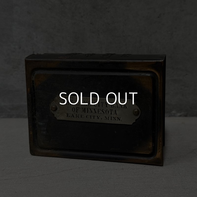 画像2: VINTAGE ANTIQUE COIN BANK JAPANNED U.S.BANK NOTE CO. ヴィンテージ アンティーク コインバンク マネーバンク 貯金箱 ジャパンド ジャパンフィニッシュ / コレクタブル アドバタイジング オブジェ インテリア ノベルティー 銀行 アメリカ USA 