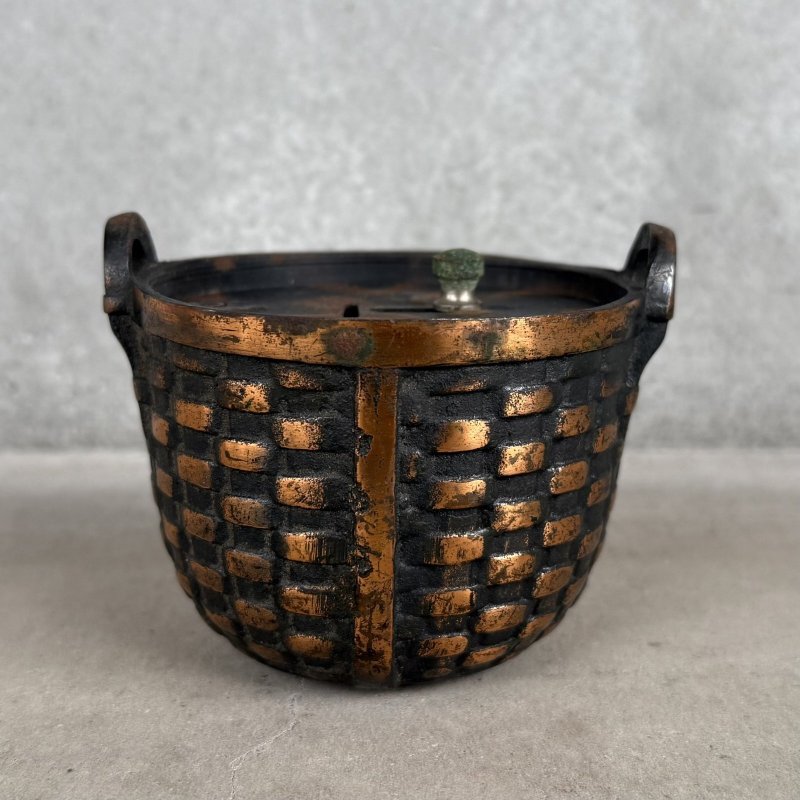 画像3: VINTAGE ANTIQUE COIN BANK JAPANNED  ヴィンテージ アンティーク コインバンク マネーバンク 貯金箱 ジャパンド ジャパンフィニッシュ / コレクタブル オブジェ インテリア スーベニア バスケットバンク アメリカ USA