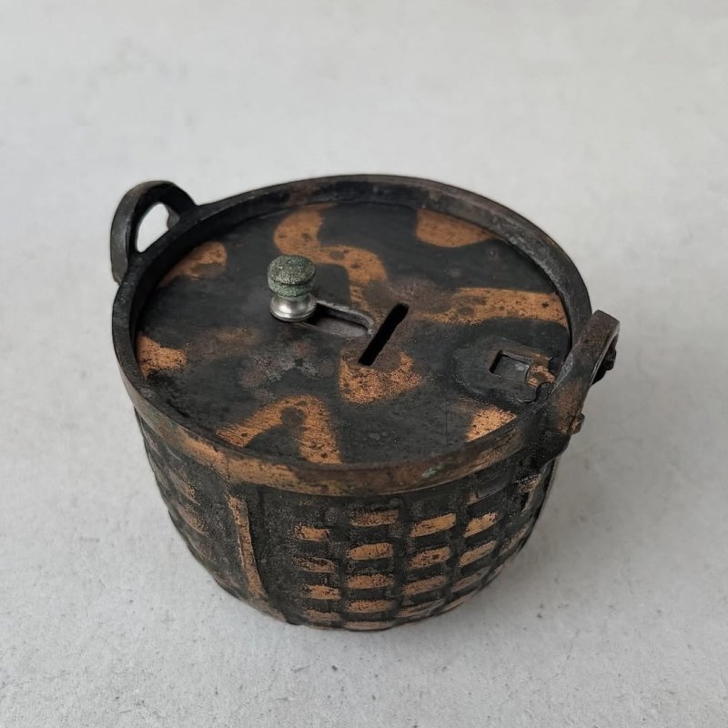 画像1: VINTAGE ANTIQUE COIN BANK JAPANNED  ヴィンテージ アンティーク コインバンク マネーバンク 貯金箱 ジャパンド ジャパンフィニッシュ / コレクタブル オブジェ インテリア スーベニア バスケットバンク アメリカ USA