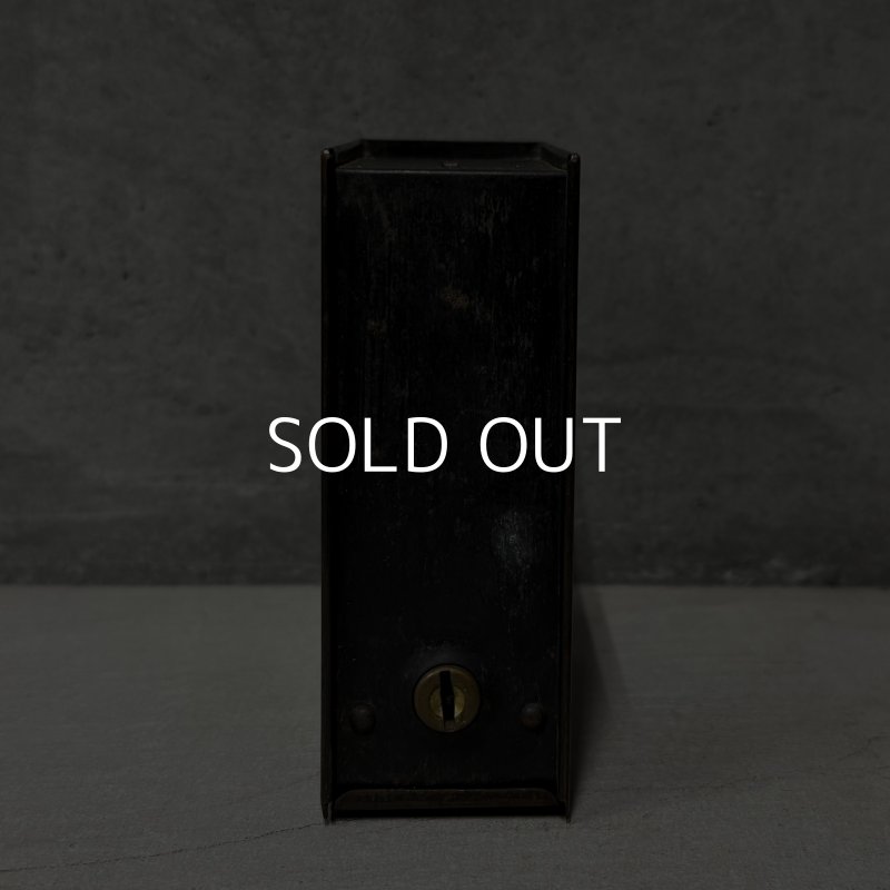 画像5: VINTAGE ANTIQUE COIN BANK JAPANNED U.S.BANK NOTE CO. ヴィンテージ アンティーク コインバンク マネーバンク 貯金箱 ジャパンド ジャパンフィニッシュ / コレクタブル アドバタイジング オブジェ インテリア ノベルティー 銀行 アメリカ USA 