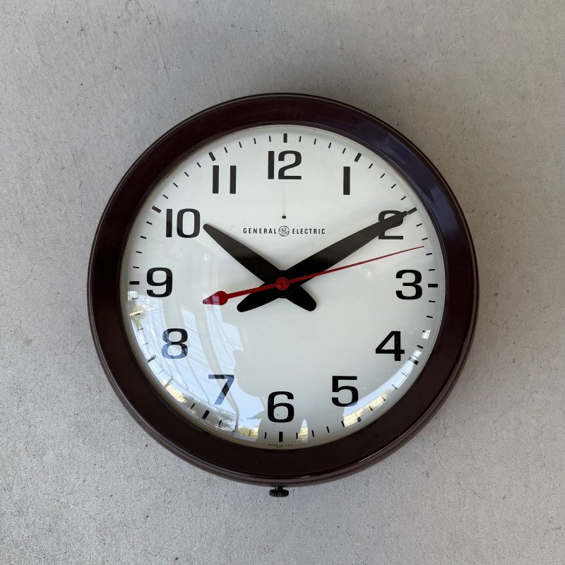 画像1: VINTAGE ANTIQUE WALL CLOCK GENERAL ELECTRIC GE ヴィンテージ アンティーク ウォールクロック 壁掛け時計 ゼネラルエレクトリック / スクールクロック アイアン 鉄 小 丸型 ブラウン 茶色 店舗什器 アメリカ